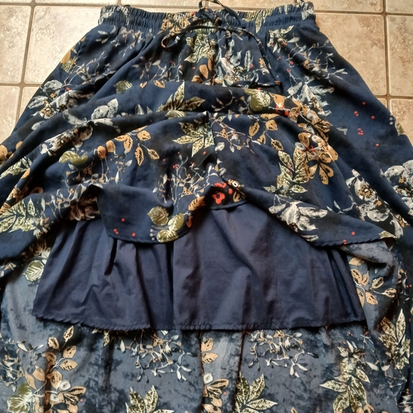 #0209 Women's Blue Floral Design Abaadlw Skirt Size Large w/Pockets - Picture 2 of 15